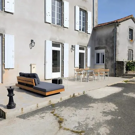 Holiday home La Dame De Pierres - Maison Bourgeoise - 5 Suites Avec Salle De Bain Privative - Charme & Confort - 40 Min Puydufou La Foret-sur-Sevre